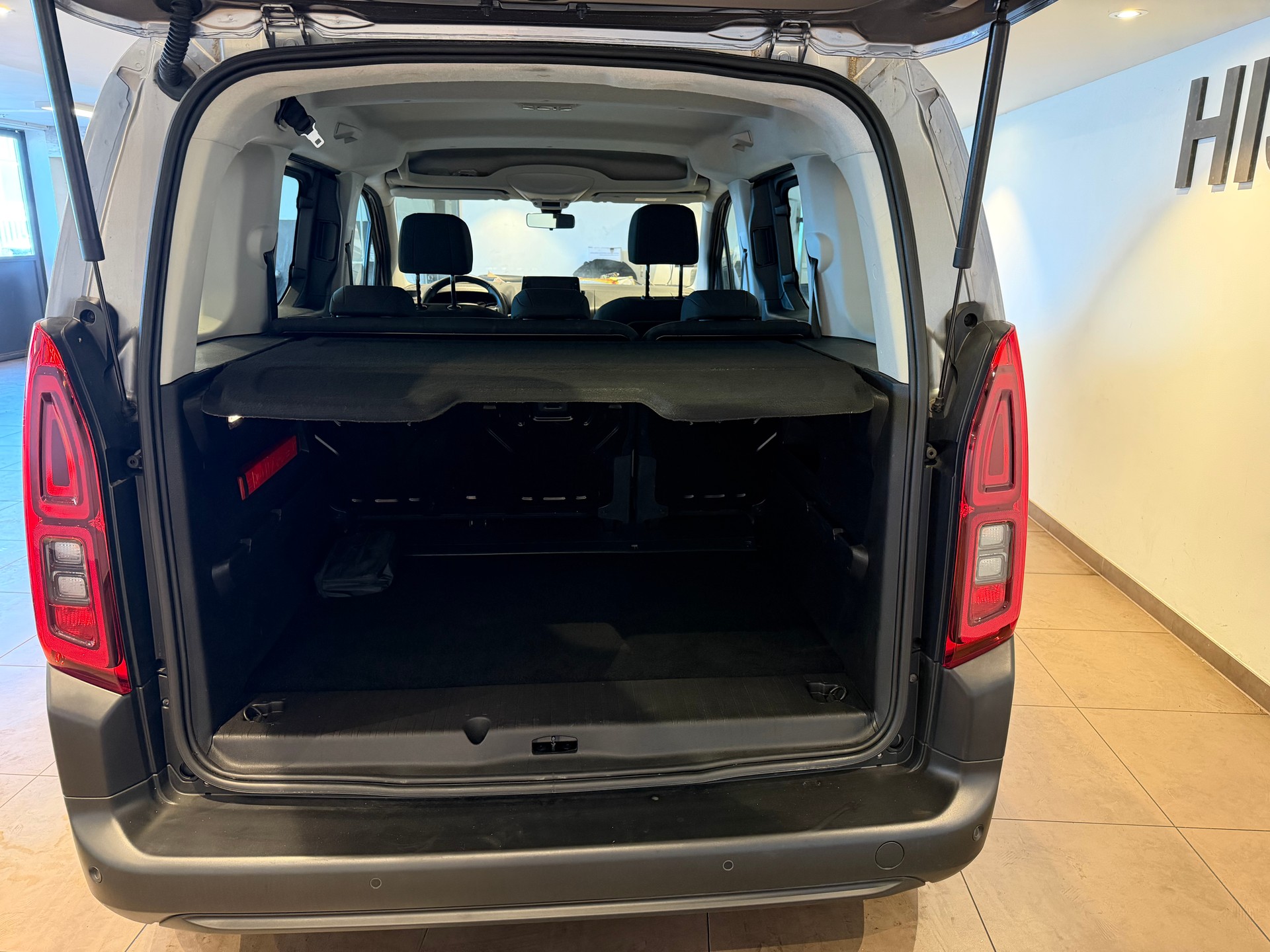 CITROEN Berlingo 1.2 PureTech 130 Swiss Edition-image-4