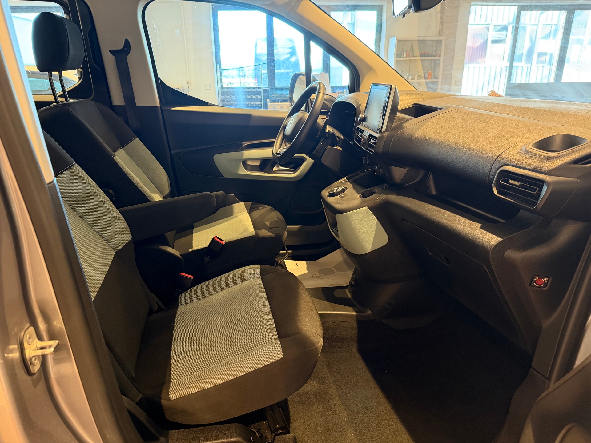 CITROEN Berlingo 1.2 PureTech 130 Swiss Edition-image-6
