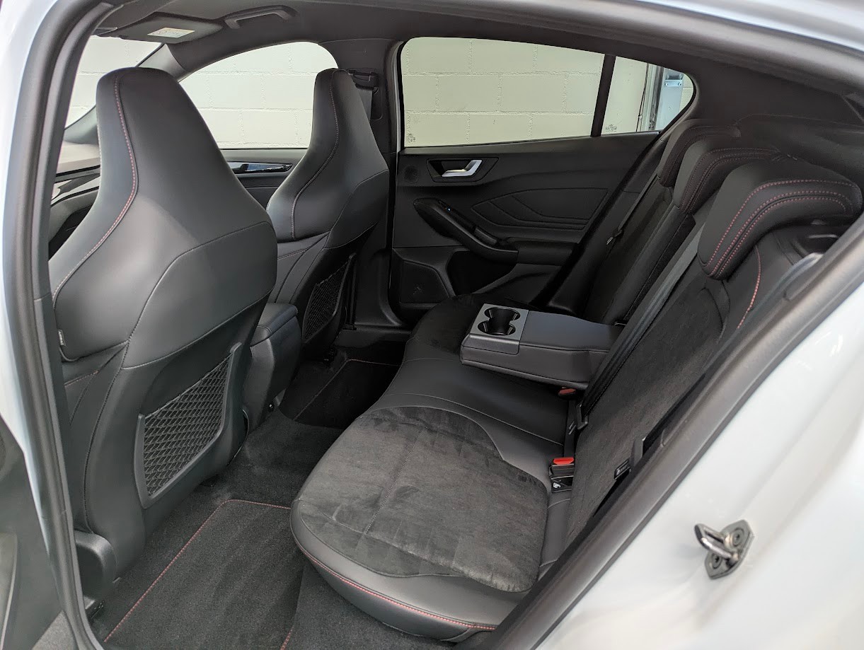 FORD Focus 2.3T EcoB ST X 6-Gang Hand*NEUWAGEN MIT TAGESZUL. 5J GAR TRACK-PACK PERF.SITZE CAM HEAD-UP*-image-28