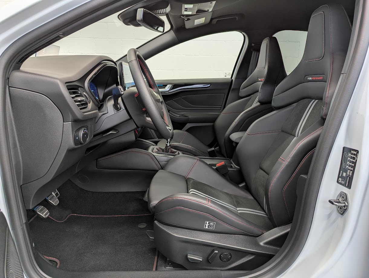 FORD Focus 2.3T EcoB ST X 6-Gang Hand*NEUWAGEN MIT TAGESZUL. 5J GAR TRACK-PACK PERF.SITZE CAM HEAD-UP*-image-4