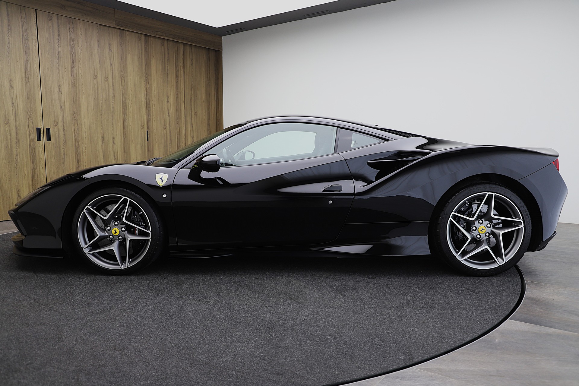 FERRARI F8 Tributo-image-2