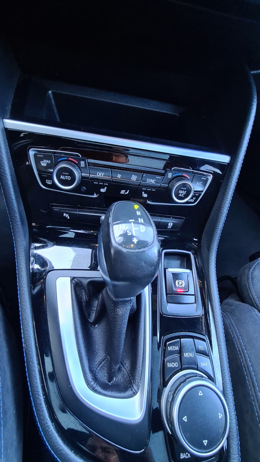 BMW 220d xDrive Active Tourer M Sport Steptronic ** Navi Plus ** RF-Kamera ** PR-Glassdach ** 18"Aluräder ** Frisch ab MFK **-image-13