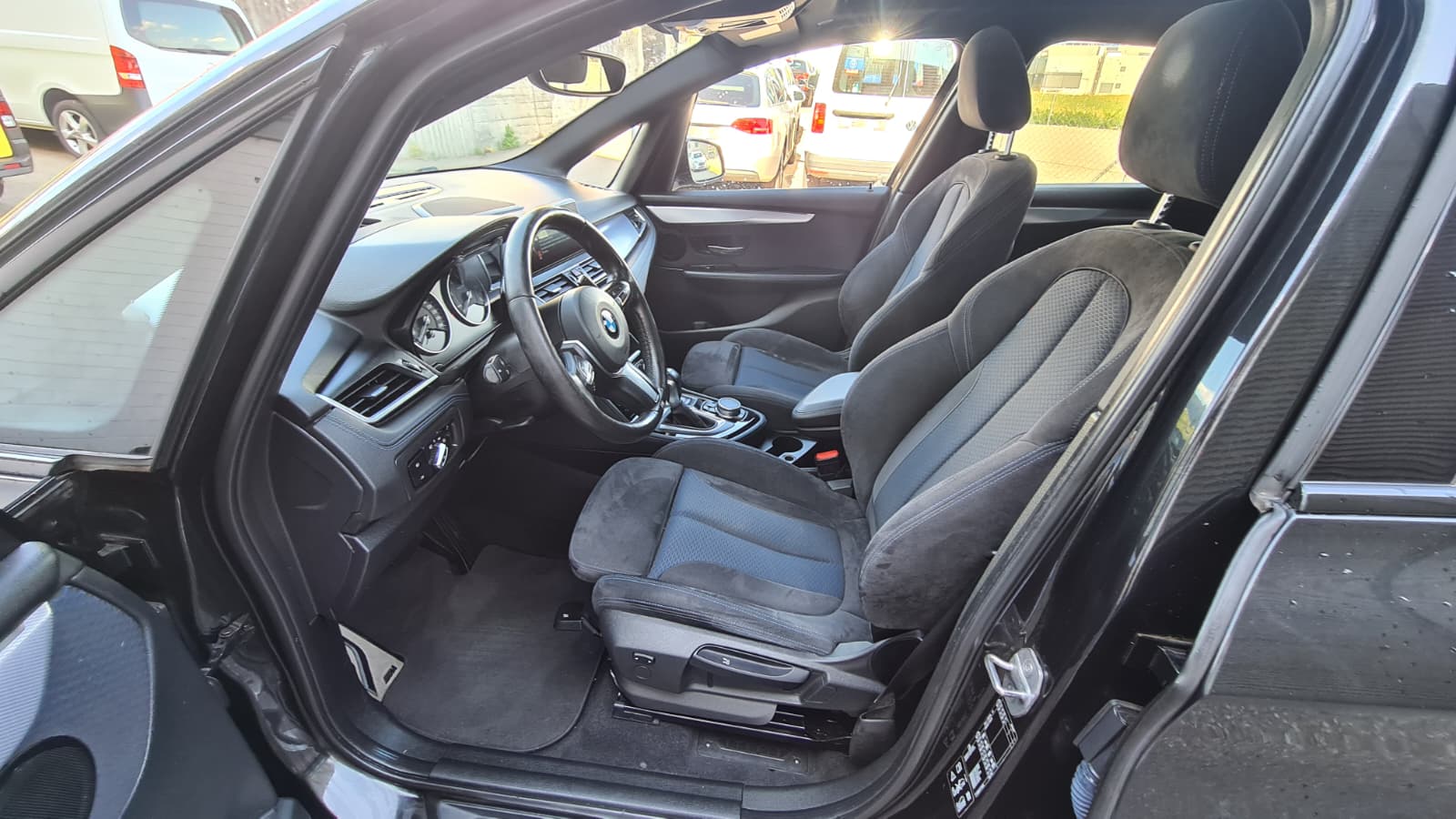BMW 220d xDrive Active Tourer M Sport Steptronic ** Navi Plus ** RF-Kamera ** PR-Glassdach ** 18"Aluräder ** Frisch ab MFK **-image-16
