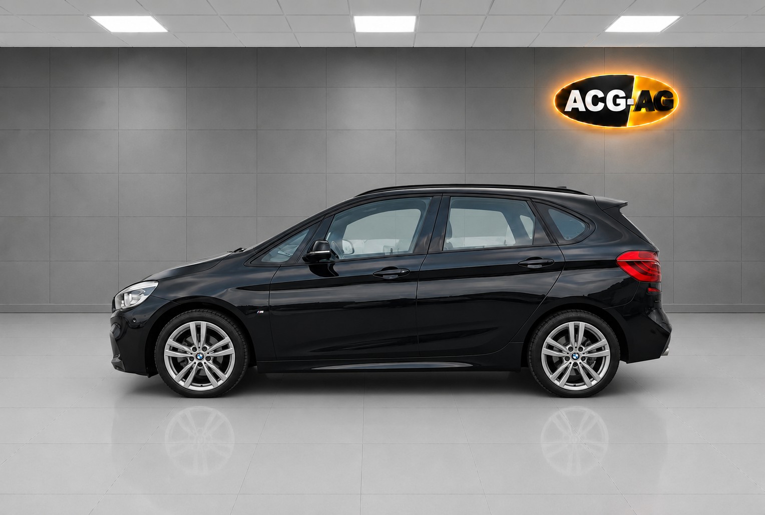BMW 220d xDrive Active Tourer M Sport Steptronic ** Navi Plus ** RF-Kamera ** PR-Glassdach ** 18"Aluräder ** Frisch ab MFK **-image-3