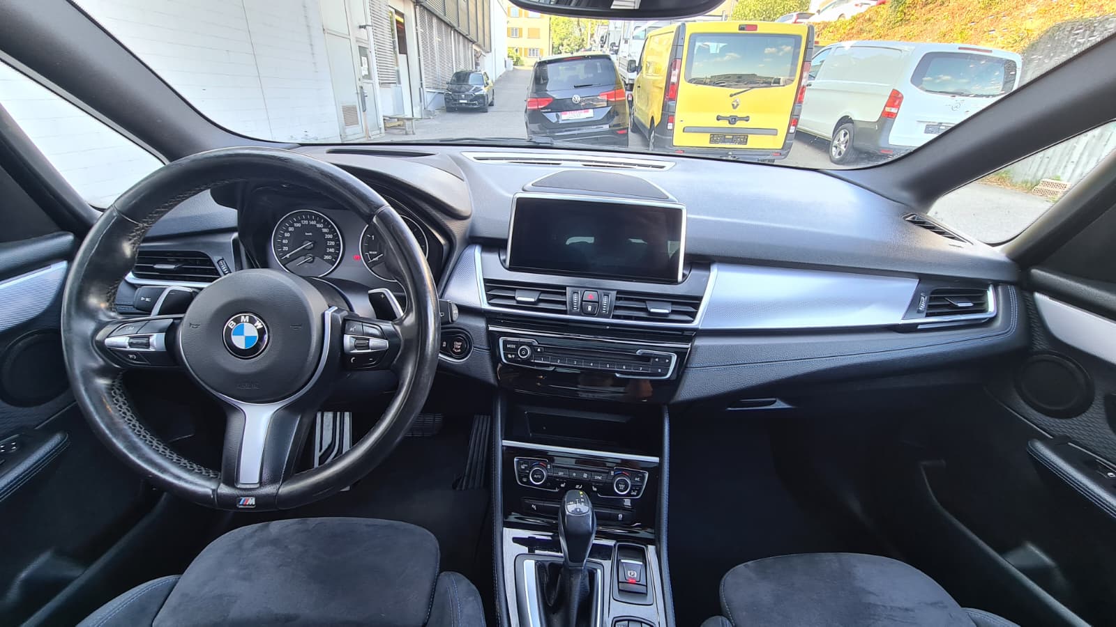 BMW 220d xDrive Active Tourer M Sport Steptronic ** Navi Plus ** RF-Kamera ** PR-Glassdach ** 18"Aluräder ** Frisch ab MFK **-image-14