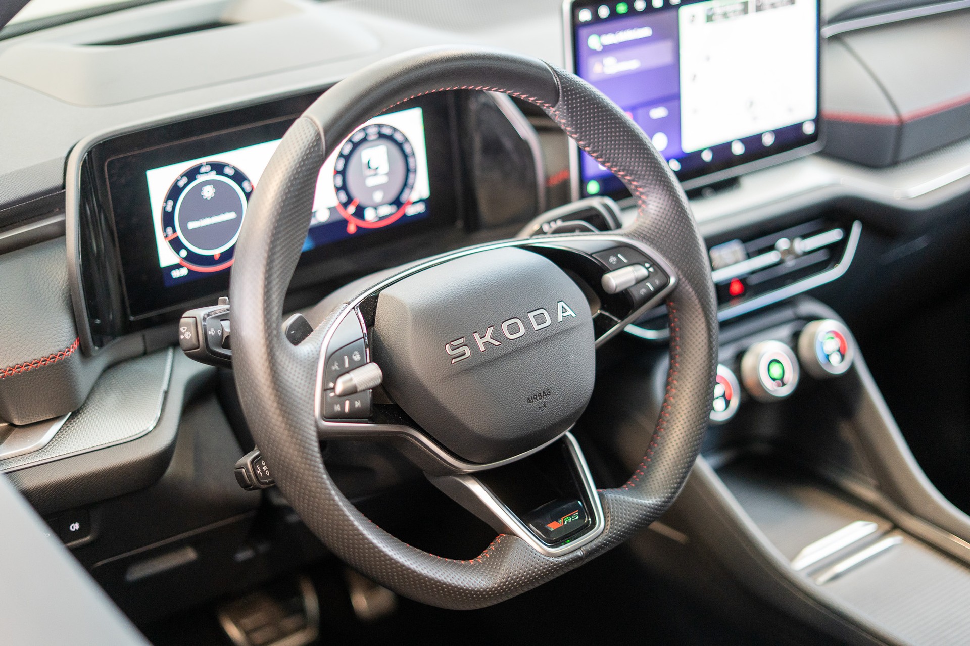 SKODA Kodiaq 2.0 TSI RS / 7 Sitze / Panorama-Schiebedach / Head-Up Display-image-10