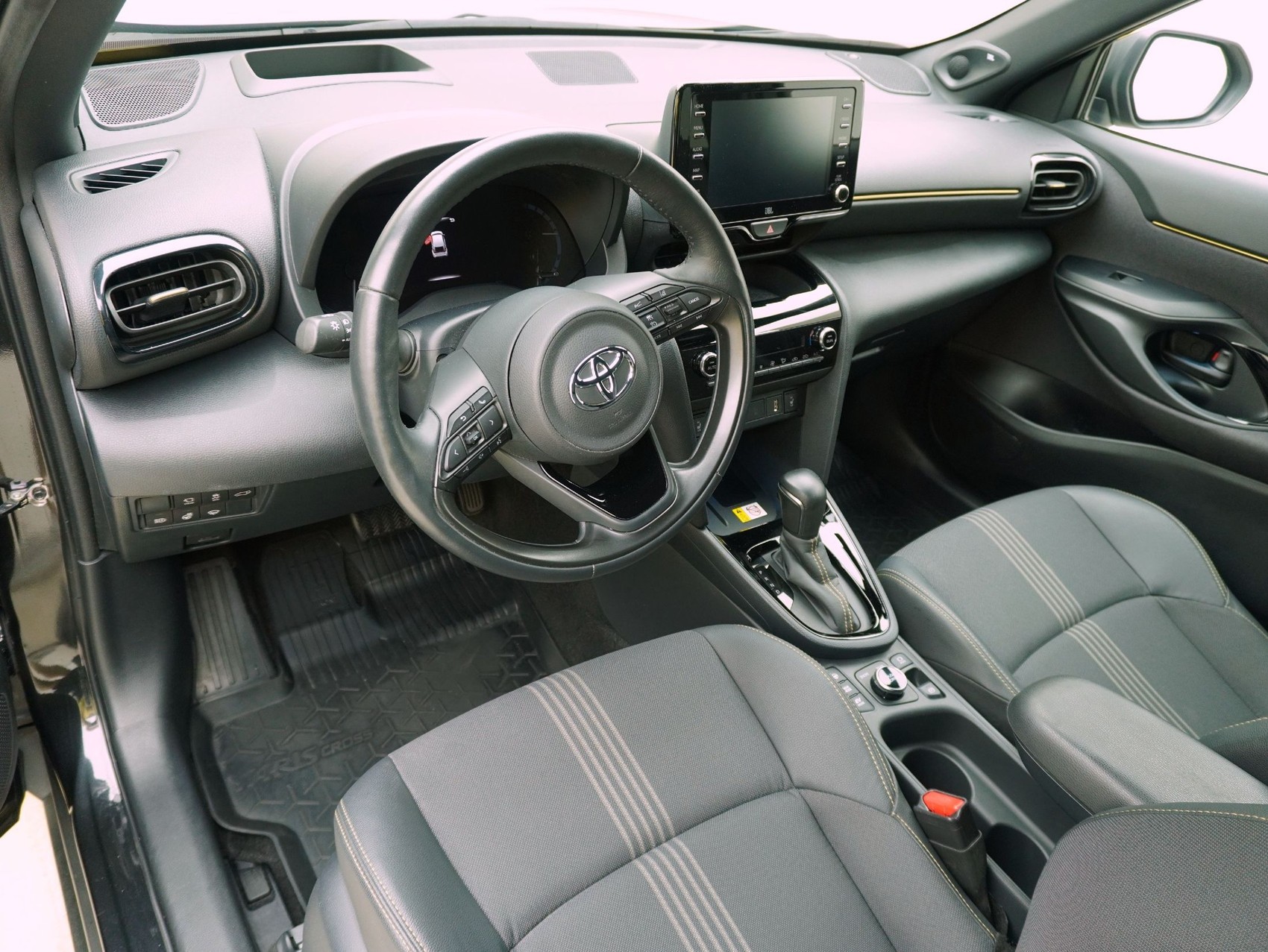 TOYOTA Yaris Cross 1.5 VVT-i HSD Adventure AWD-i-image-9