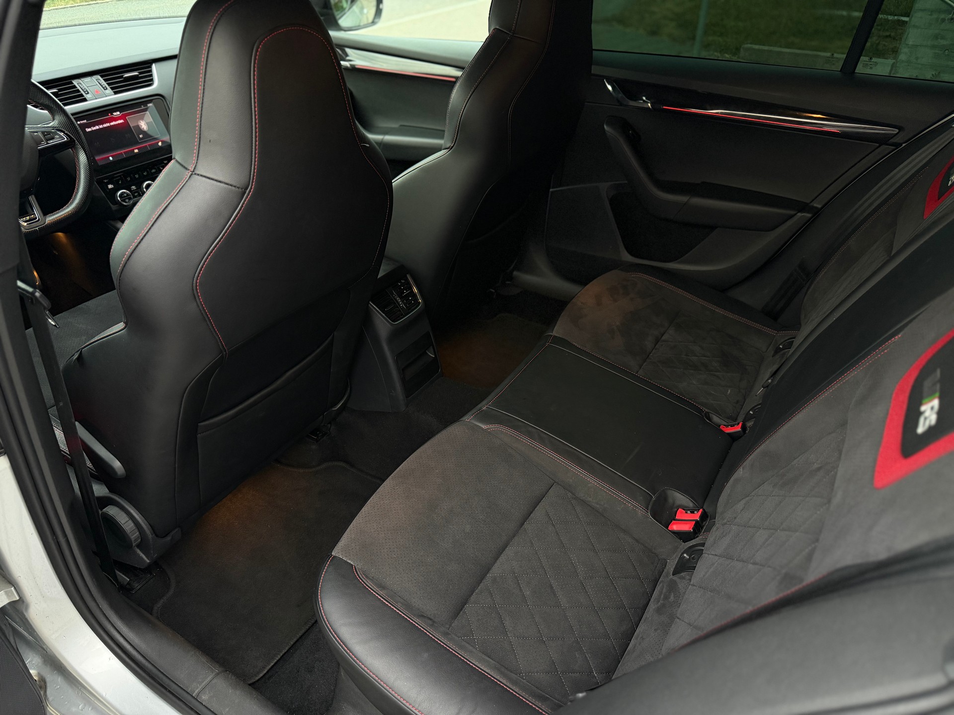 SKODA Octavia Combi 2.0 TDI RS 4x4 DSG-image-13
