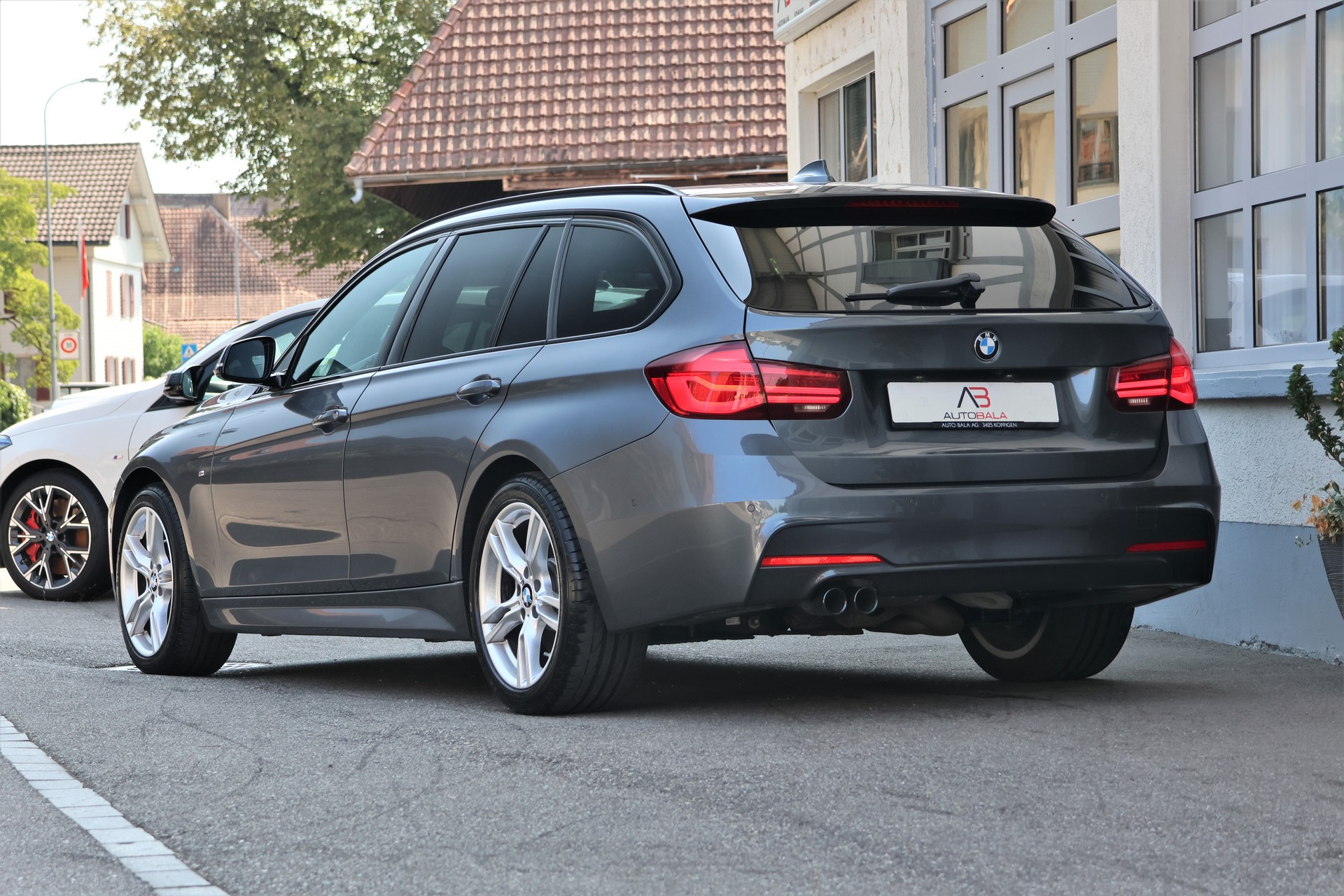 BMW 335d xDrive Touring Edition M Sport Steptronic (CH)-showroom-element-2
