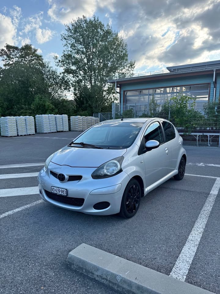 TOYOTA 1.0 VVT-i Linea Sol MM-image-0