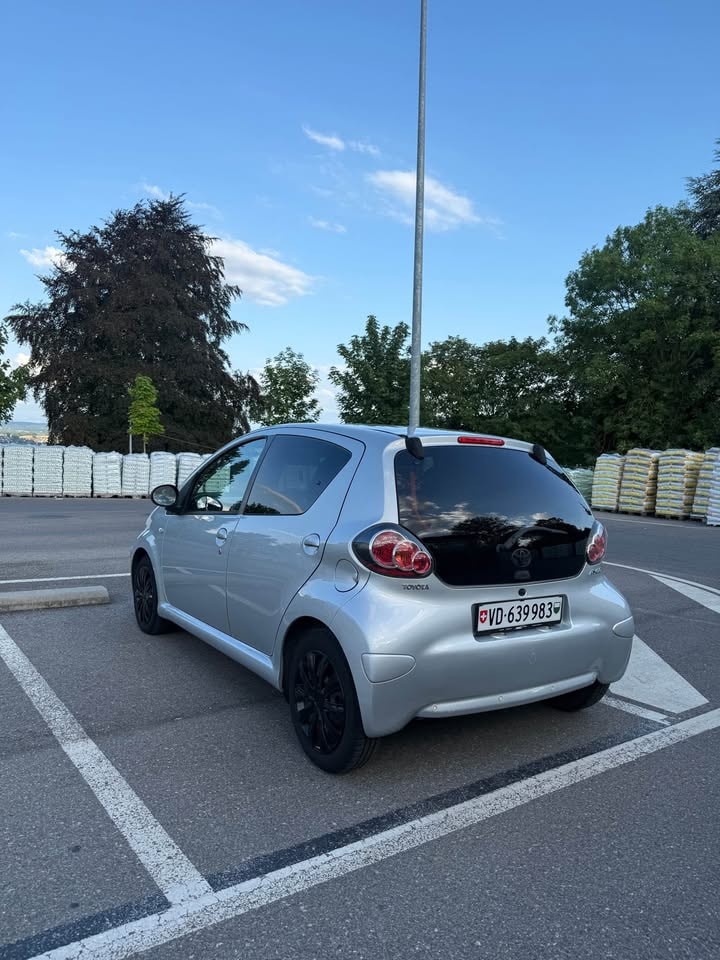 TOYOTA 1.0 VVT-i Linea Sol MM-image-1