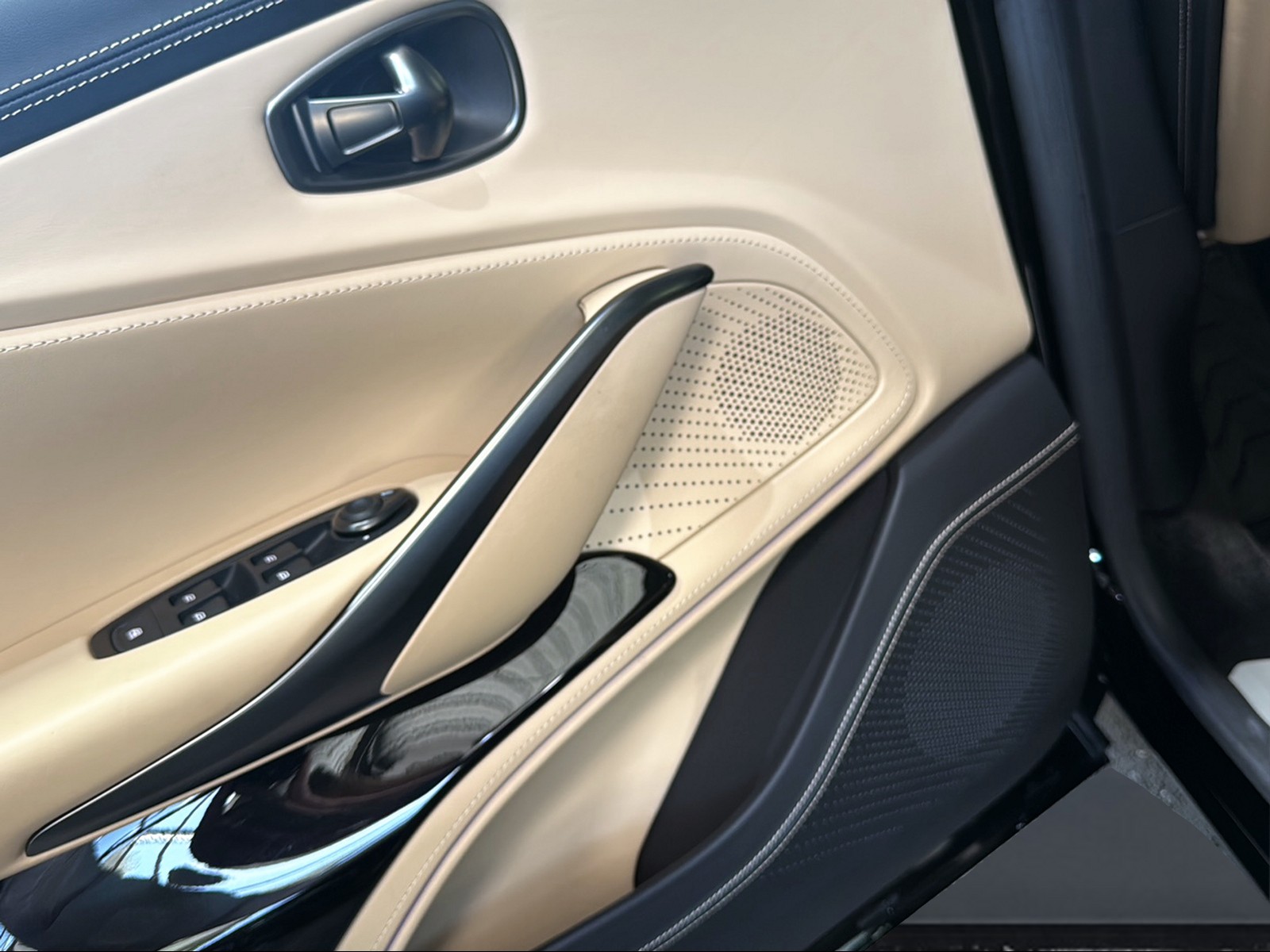 ASTON MARTIN 707 4.0 V8-image-13