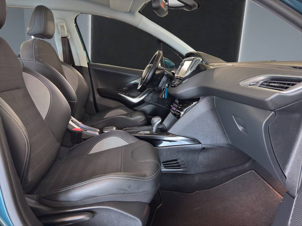 PEUGEOT 2008 1.2 PureTech Allure EAT6 //Toit panormaique/Système de navigation/Caméra de recul-image-10