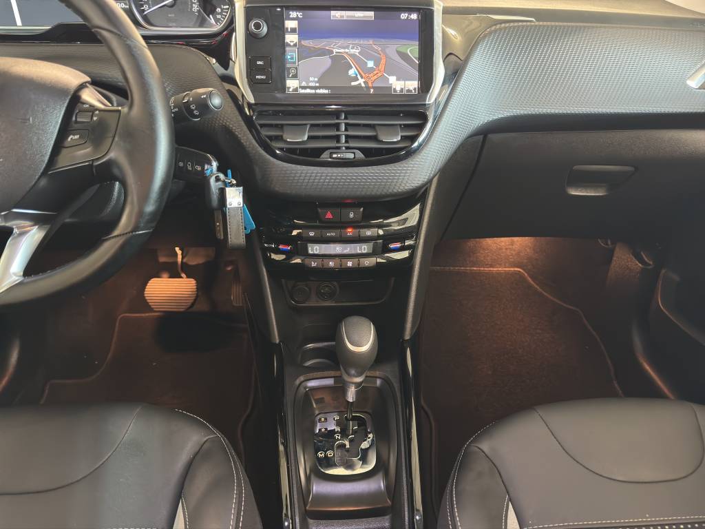 PEUGEOT 2008 1.2 PureTech Allure EAT6 //Toit panormaique/Système de navigation/Caméra de recul-image-6