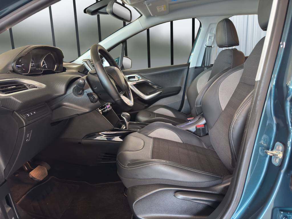 PEUGEOT 2008 1.2 PureTech Allure EAT6 //Toit panormaique/Système de navigation/Caméra de recul-image-7