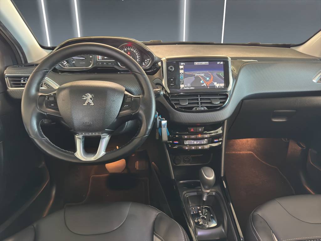 PEUGEOT 2008 1.2 PureTech Allure EAT6 //Toit panormaique/Système de navigation/Caméra de recul-image-5