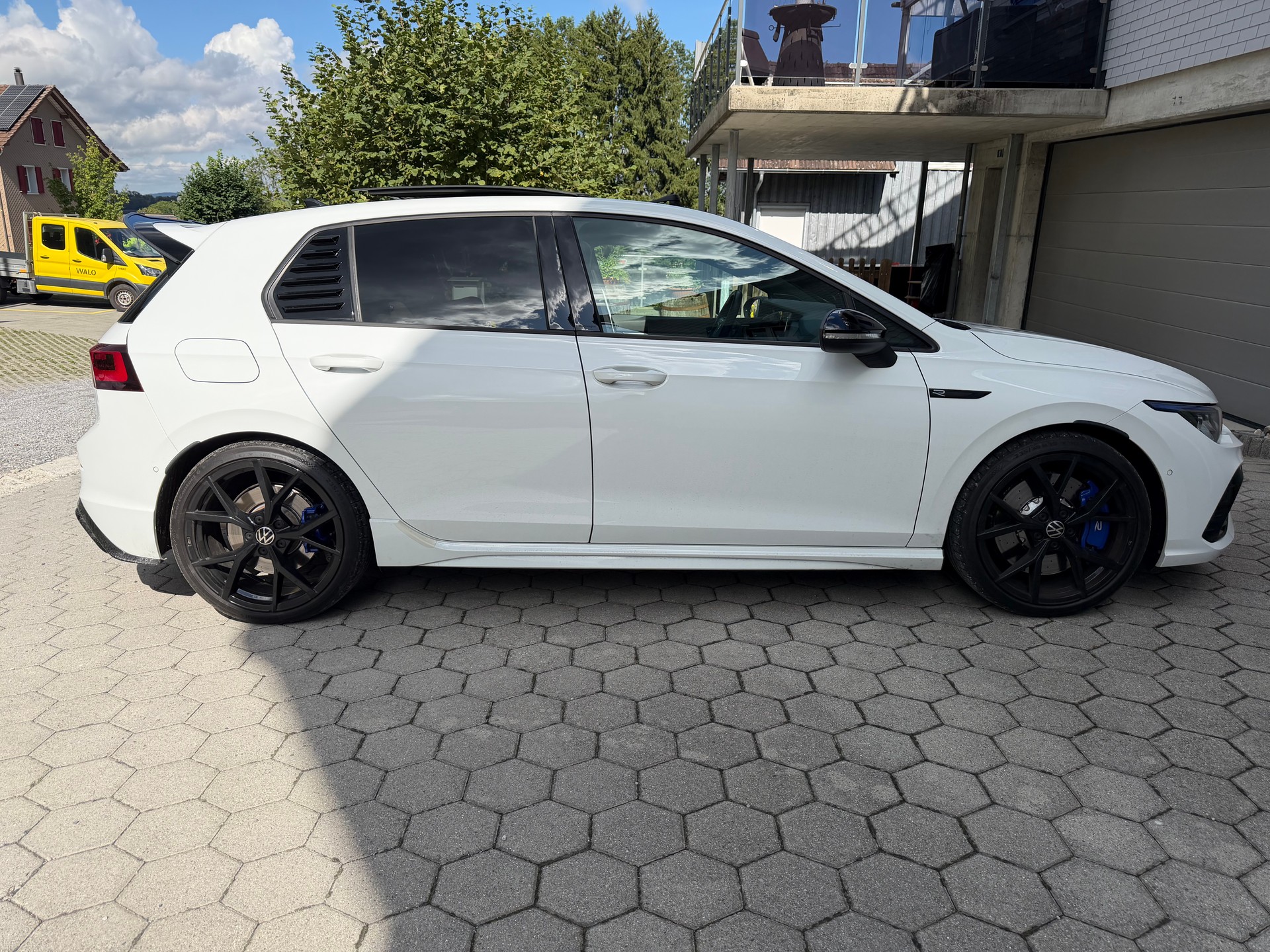VW 2.0 TSI R DSG 4motion-image-1