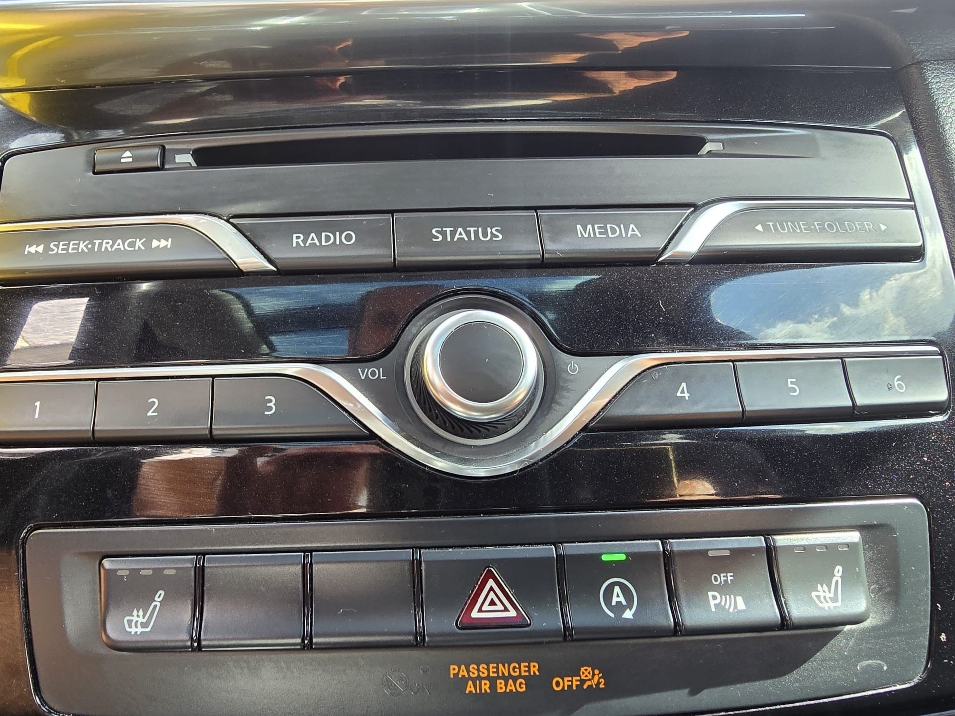 INFINITI Q30 2.2d City Black Edition AWD DCT-image-13