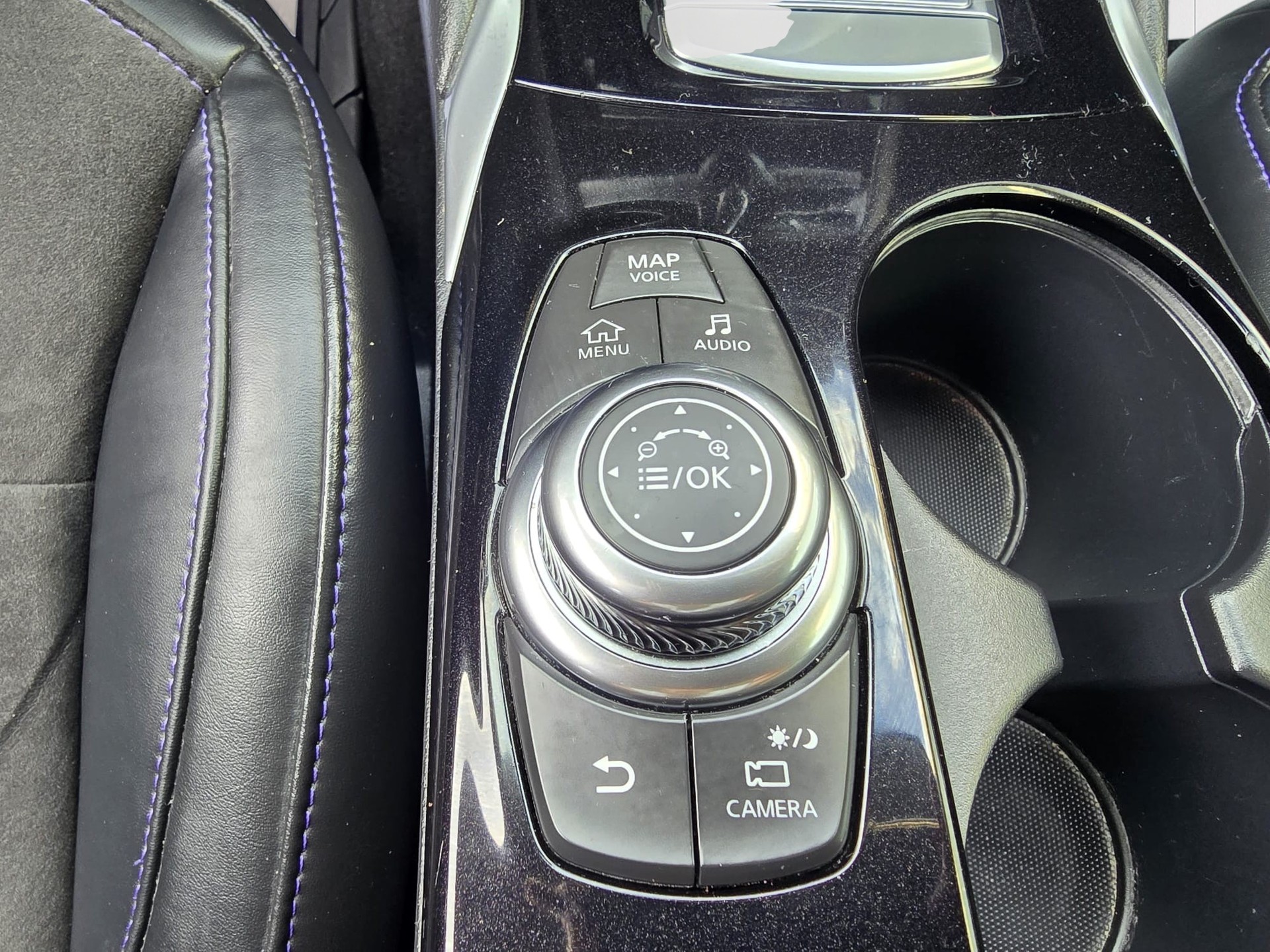 INFINITI Q30 2.2d City Black Edition AWD DCT-image-11