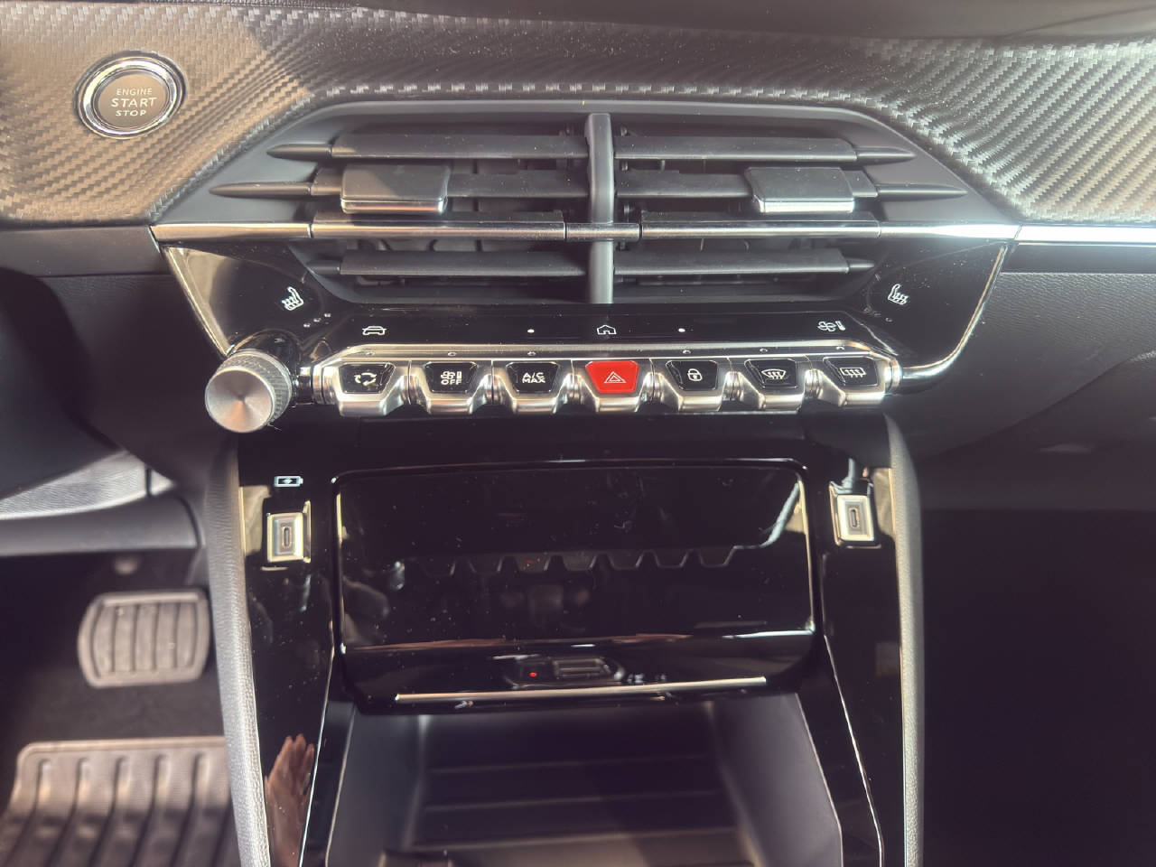 PEUGEOT 2008 1.2 Hybrid 145 PS Allure Premium-image-14
