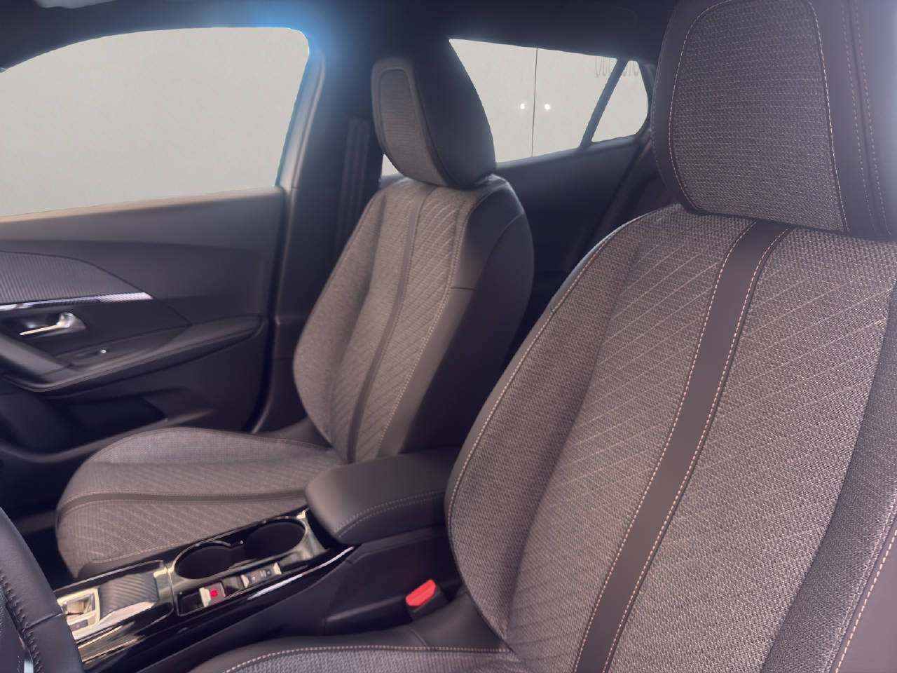 PEUGEOT 2008 1.2 Hybrid 145 PS Allure Premium-image-5