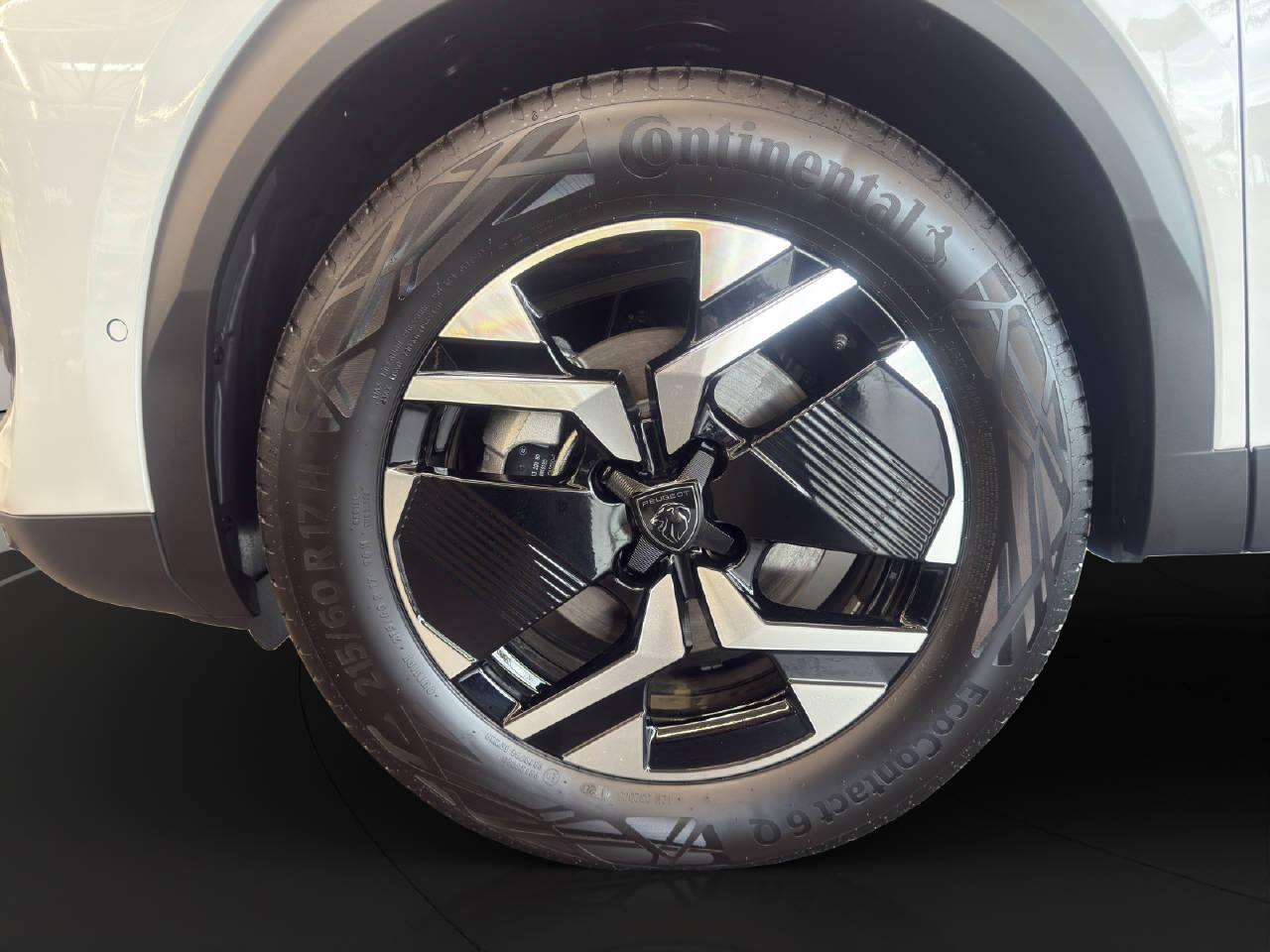 PEUGEOT 2008 1.2 Hybrid 145 PS Allure Premium-image-3