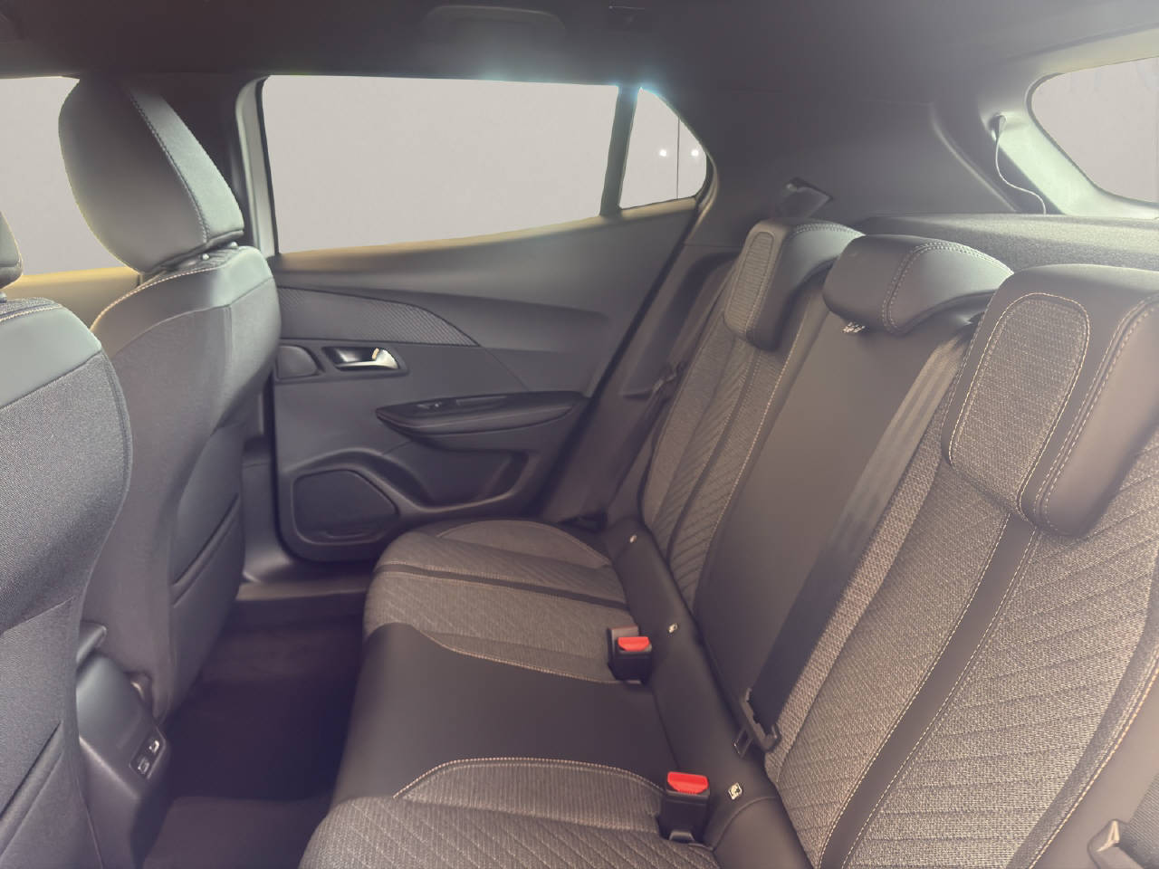 PEUGEOT 2008 1.2 Hybrid 145 PS Allure Premium-image-6