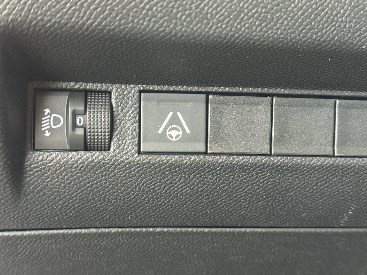 PEUGEOT 2008 1.2 Hybrid 145 PS Allure Premium-image-18