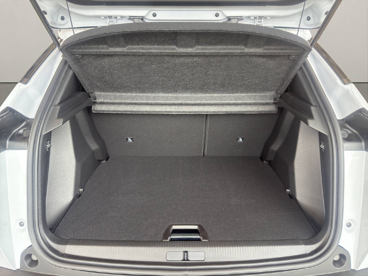 PEUGEOT 2008 1.2 Hybrid 145 PS Allure Premium-image-19