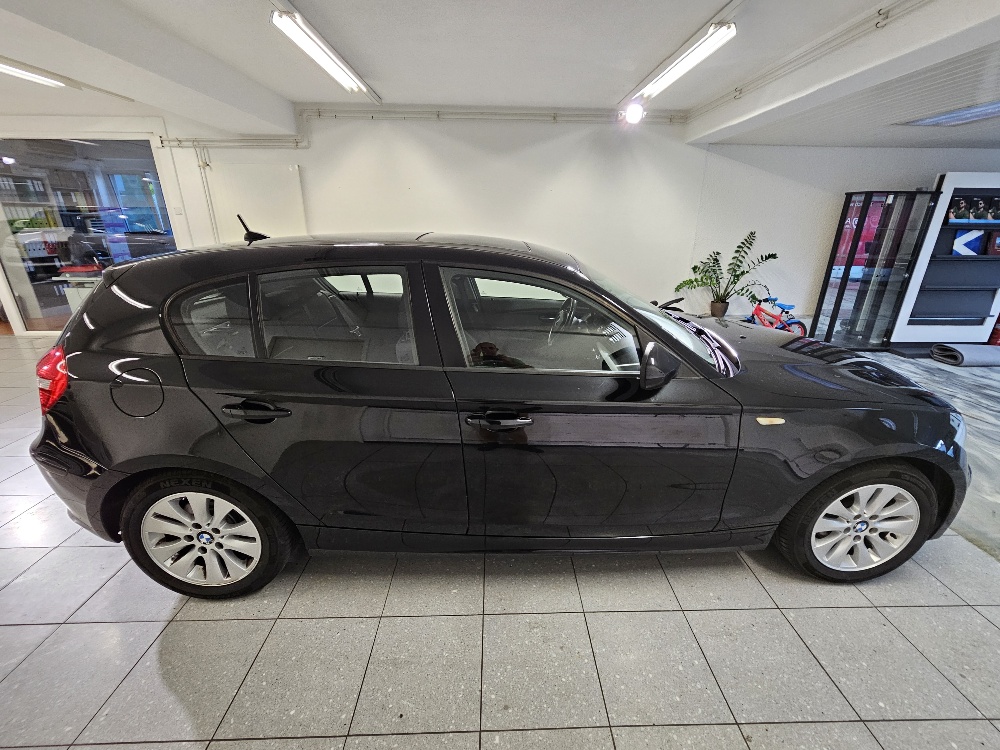 BMW 120i-showroom-element-3