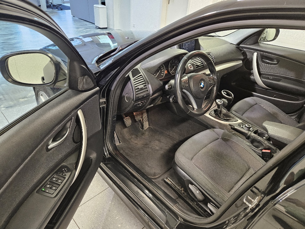 BMW 120i-image-8