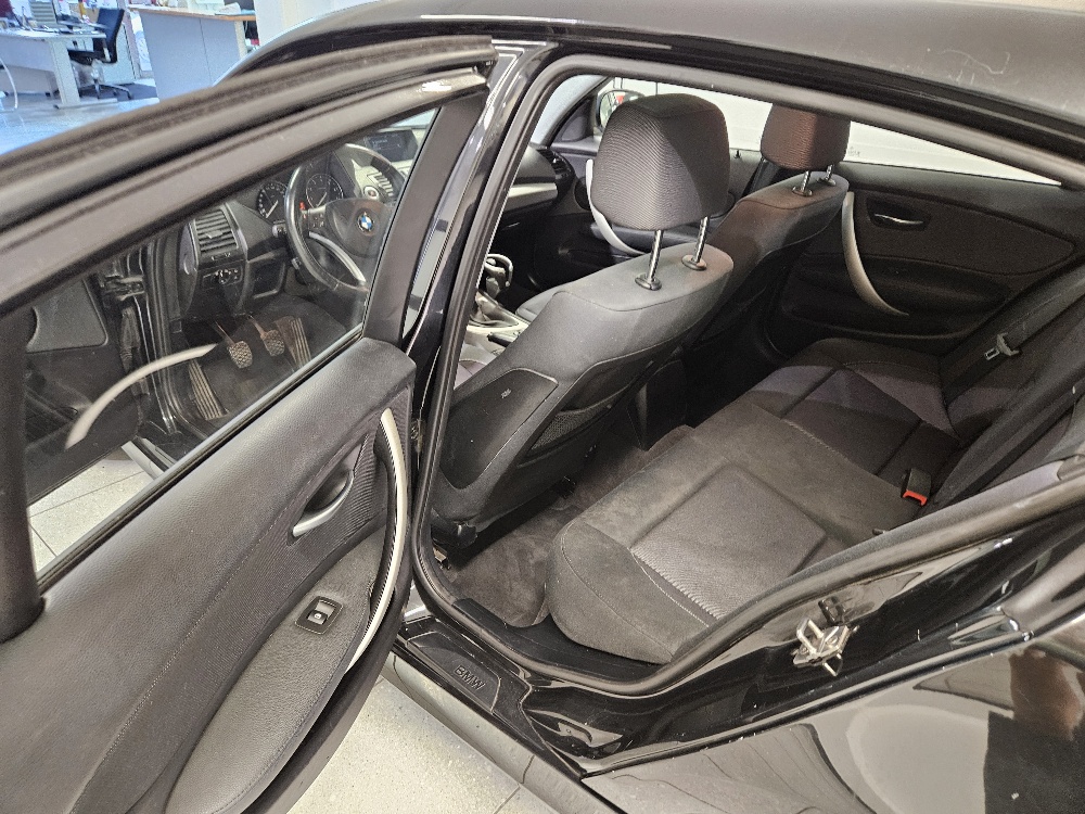 BMW 120i-image-14
