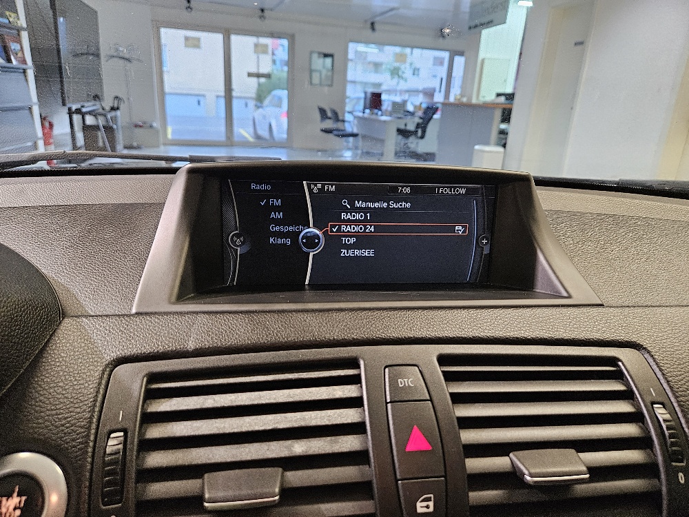 BMW 120i-image-10