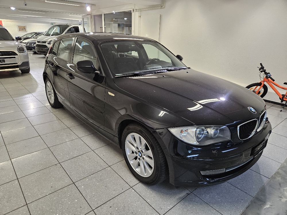 BMW 120i-showroom-element-2
