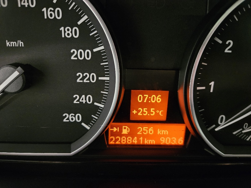 BMW 120i-image-9