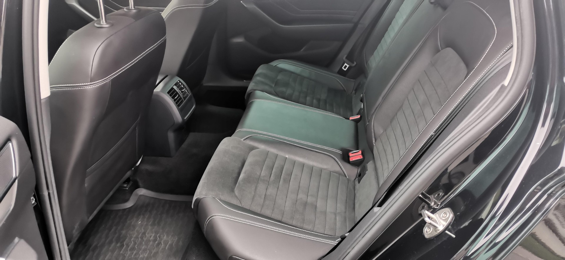 VW Passat Variant 2.0 TDI 200 Elegance DSG 4m-image-6