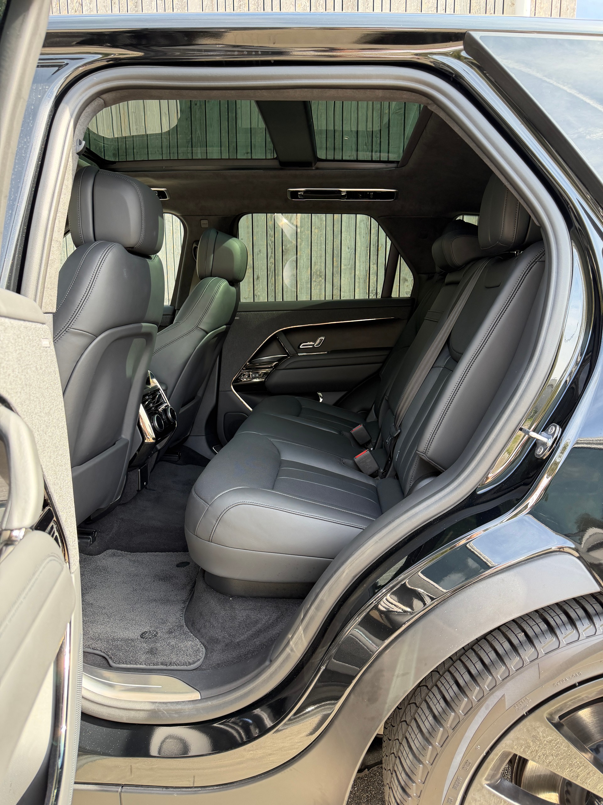 LAND ROVER 3.0 TD6 350 First Edition-image-4