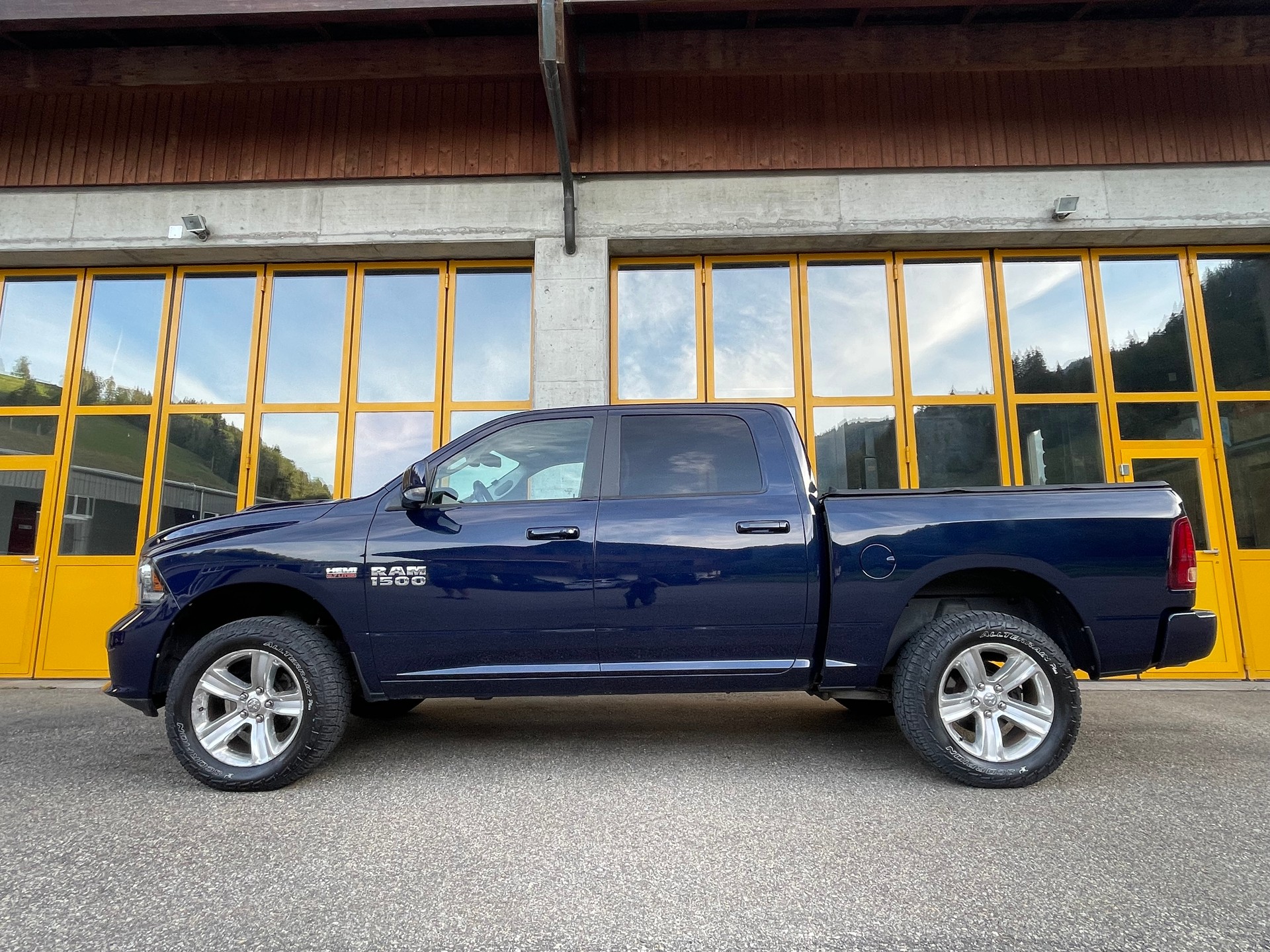 DODGE 1500 5.7 V8 Hemi 4x4-image-2