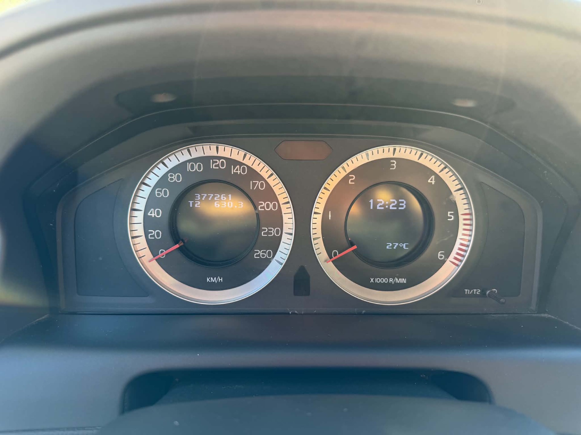VOLVO XC60 2.4D AWD Momentum Geartronic-image-13