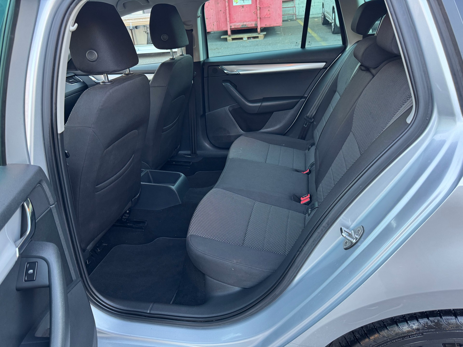 SKODA Octavia Combi 1.6 TDI Ambition DSG-image-14