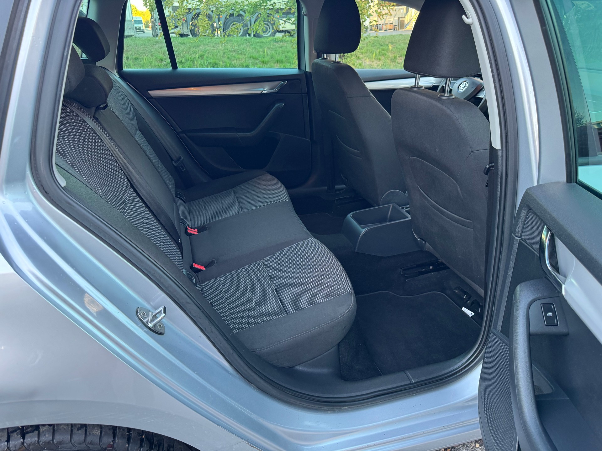 SKODA Octavia Combi 1.6 TDI Ambition DSG-image-10