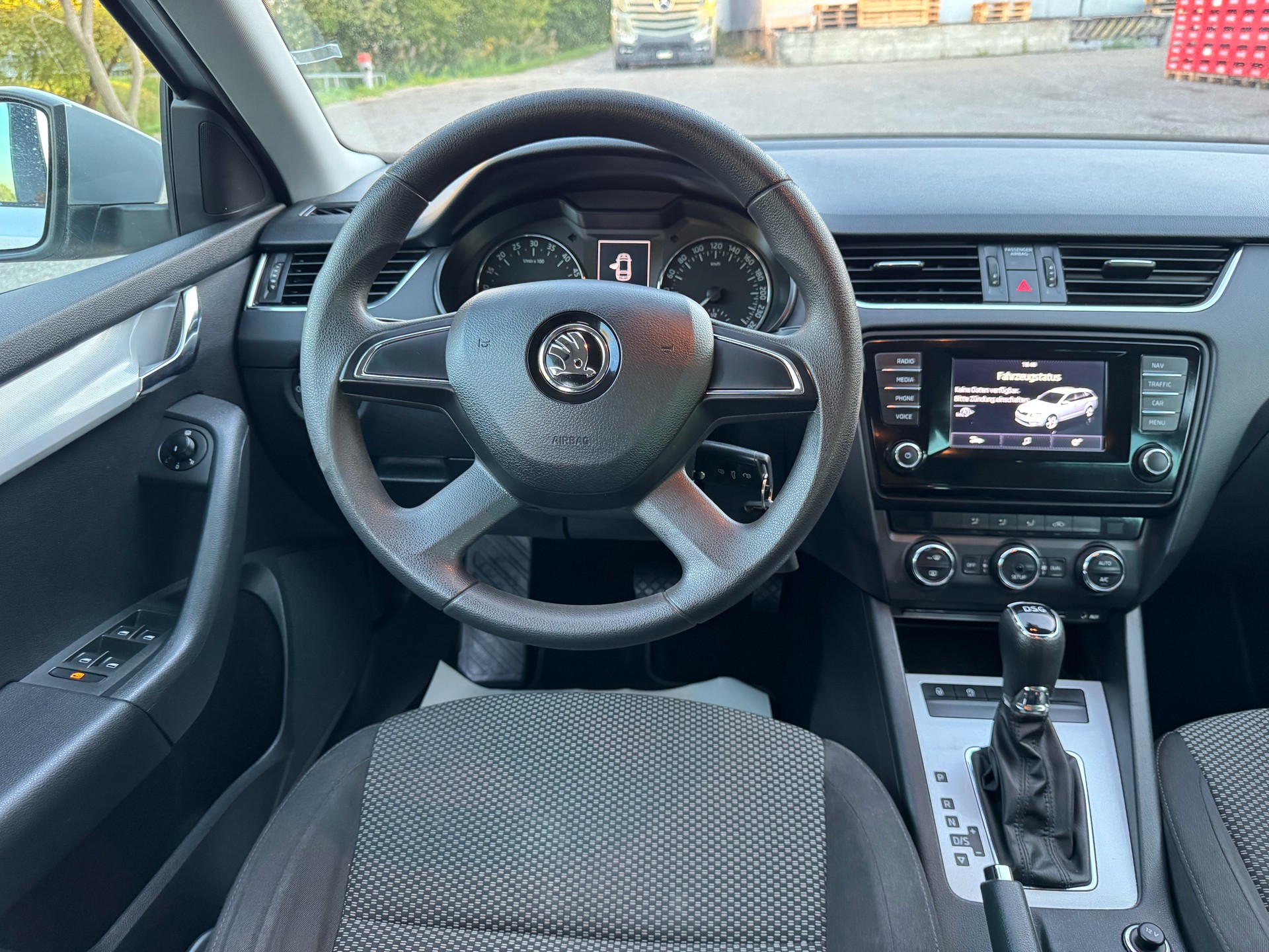 SKODA Octavia Combi 1.6 TDI Ambition DSG-image-15
