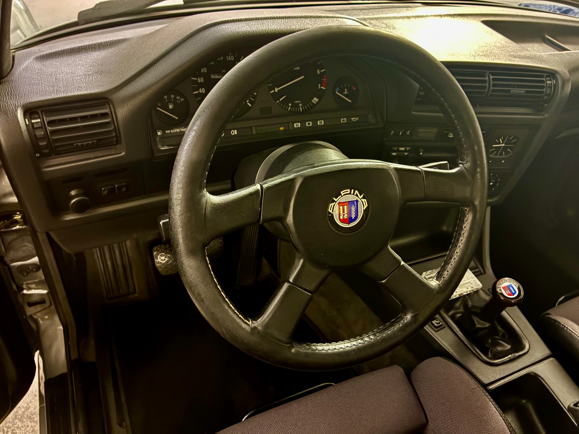 BMW 325-image-8