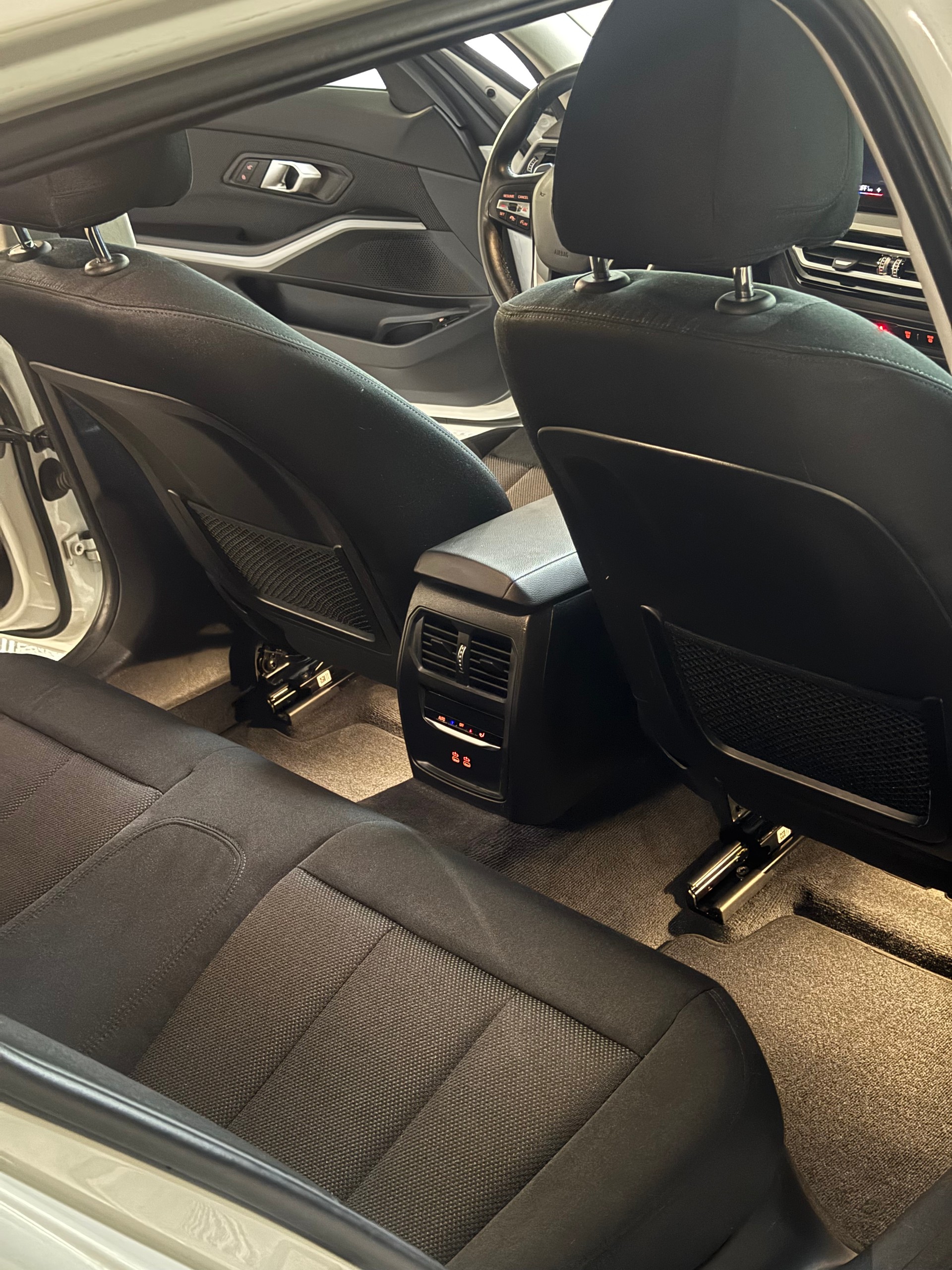 BMW 330e x DriveTouring Steptronic-image-10
