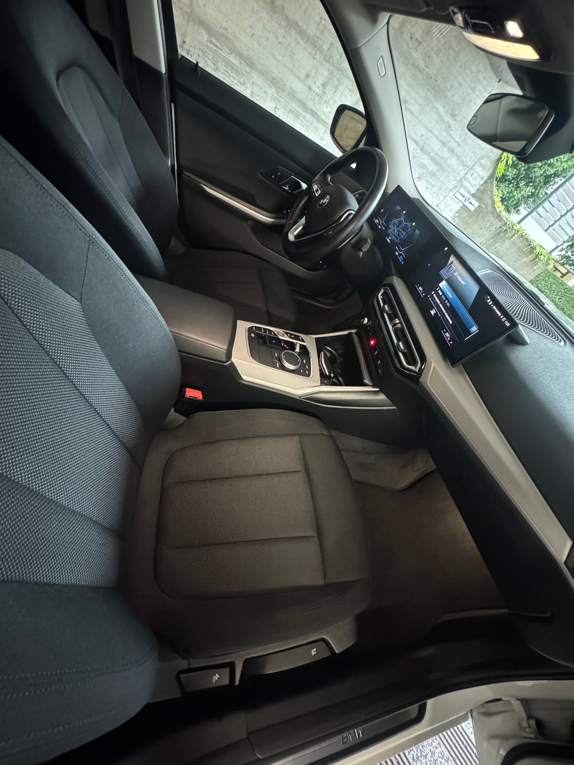BMW 330e x DriveTouring Steptronic-image-8