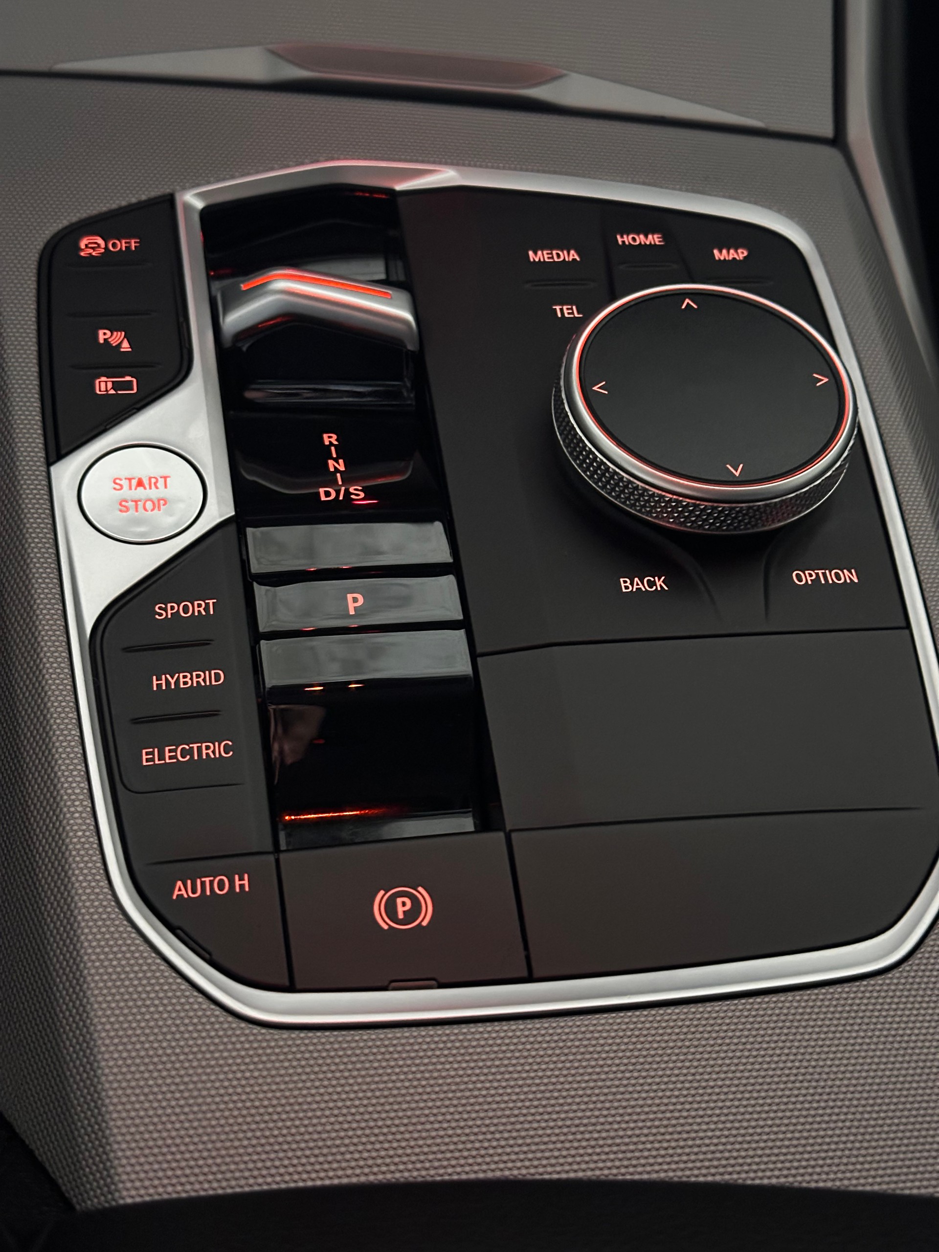 BMW 330e x DriveTouring Steptronic-image-6