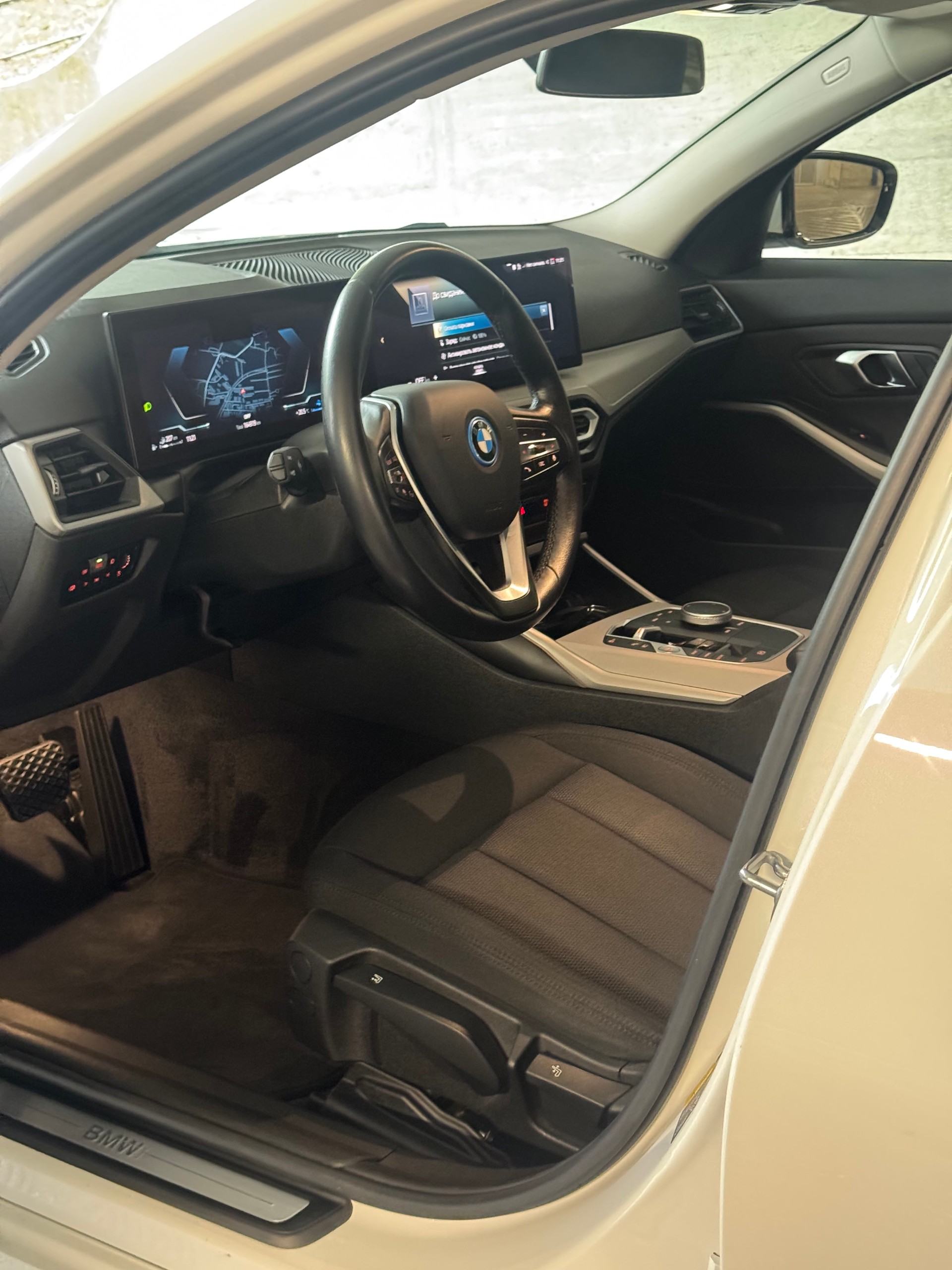 BMW 330e x DriveTouring Steptronic-image-9