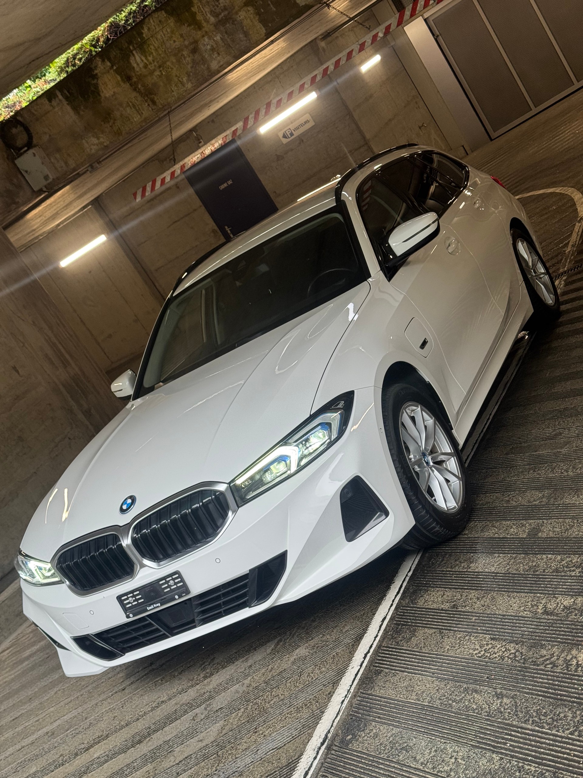 BMW 330e x DriveTouring Steptronic-showroom-element-1