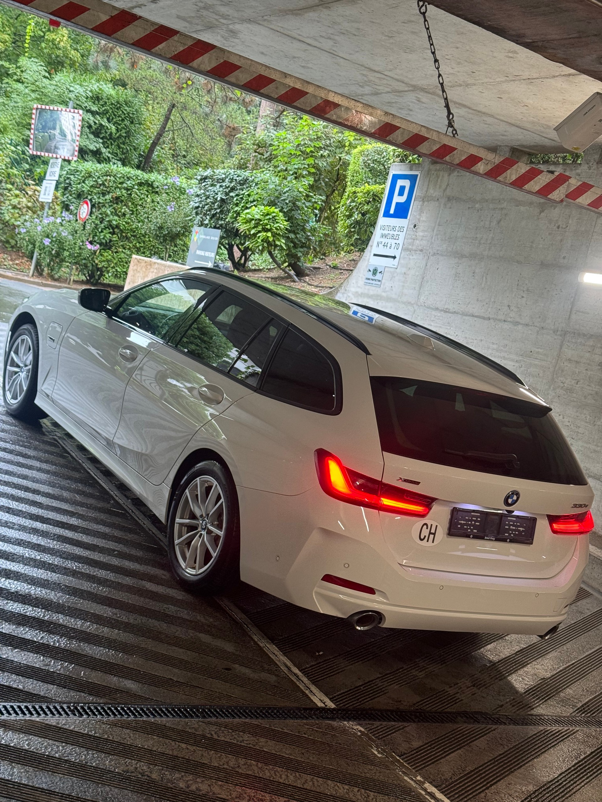 BMW 330e x DriveTouring Steptronic-showroom-element-2