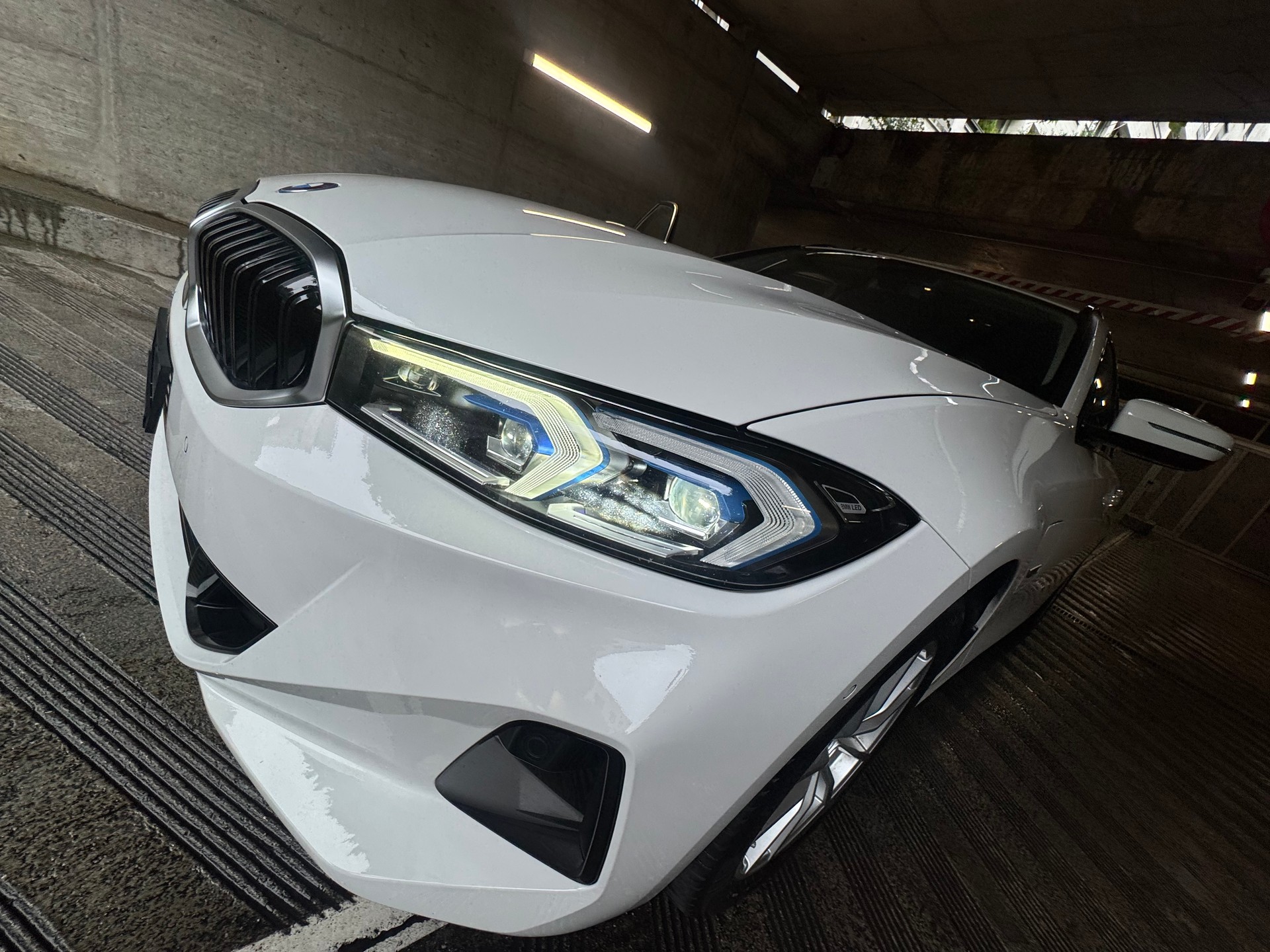 BMW 330e x DriveTouring Steptronic-image-11